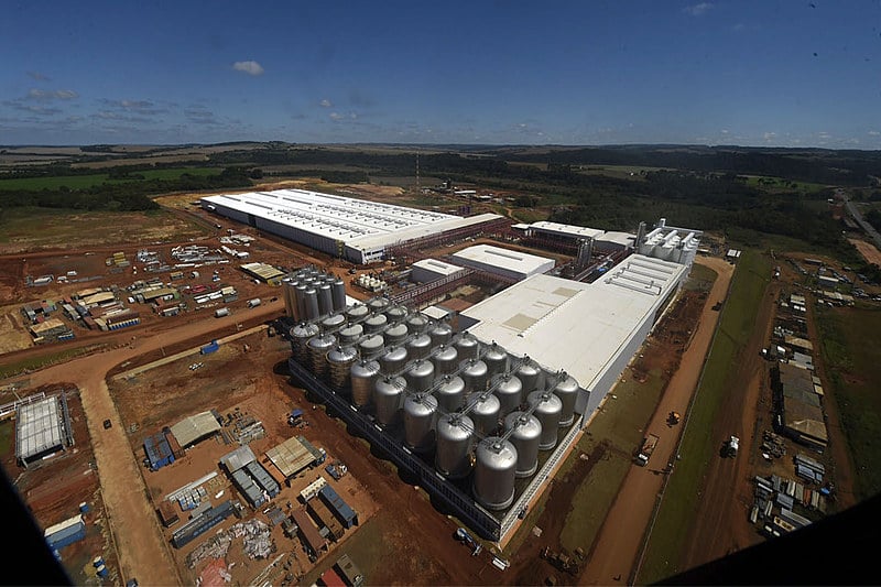 Vista aérea da planta da fábrica da Ambev em Ponta Grossa à época da inauguração