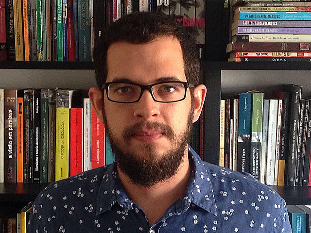 Roberto Efrem Filho - ou Beto, como gosta - é do Recife e, vez ou outra, atrapalha-se com as palavras, nas redes sociais ou, agora, nestas páginas.