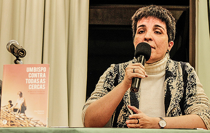 Autora participou de lançamento do livro nesta segunda-feira (1º/07), no Sindibancários, em Porto Alegre