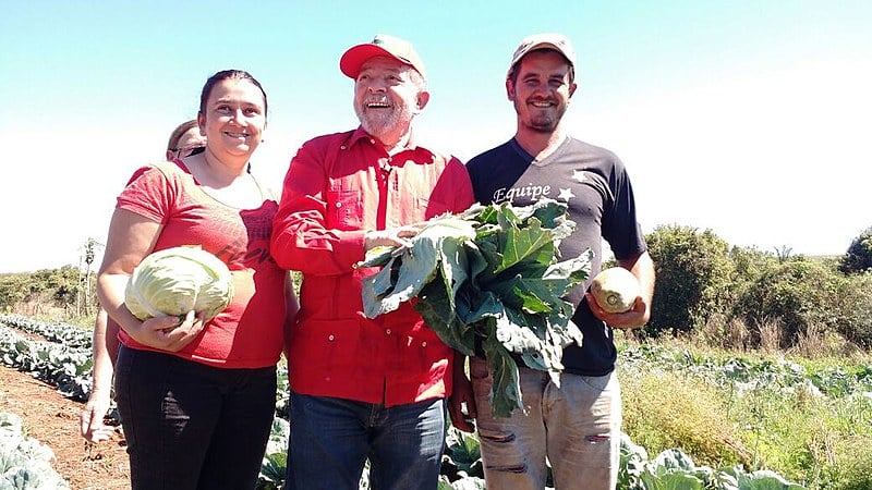 Lula junto a agricultores do assentamento Itamarati