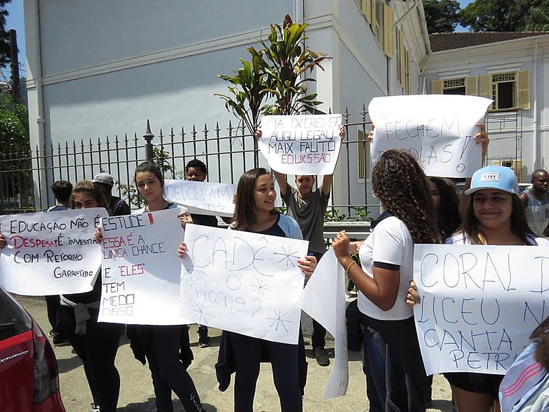 Estudantes do Liceu realizam manifestação em defesa dos professores e da escola