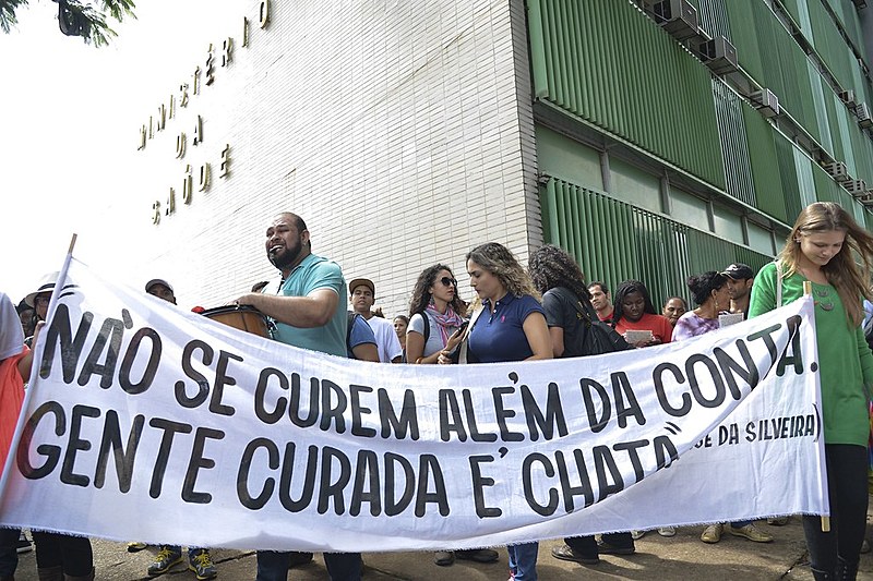 Integrantes de Movimentos Sociais da Luta Antimanicomial protestam em frente ao Ministério da Saúde | 14 de janeiro de 2016