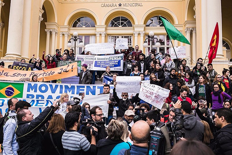 Manifestantes contrários e favoráveis ao projeto Escola Sem Partido entraram em um embate em frente à Câmara Municipal no dia 15 de agosto
