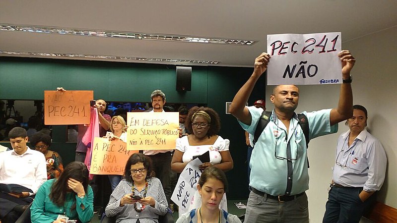 Professores protestam contra PEC 241 durante debate na Câmara federal