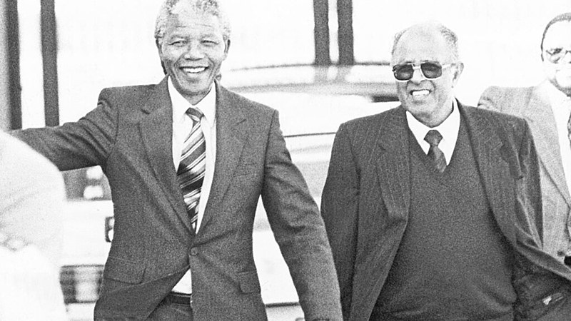Nelson Mandela e Ahmed Kathrada em 1990, pouco depois de sua libertação da prisão