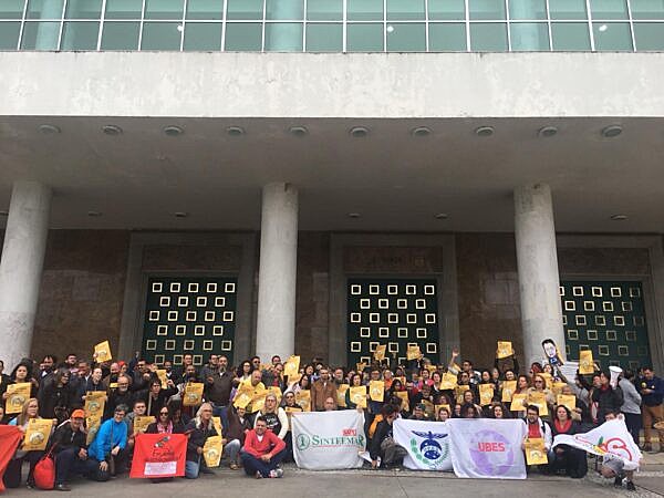Professores e outros servidores públicos fizeram manifestações em defesa de seus direitos