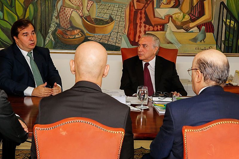 Golpista Michel Temer discute com aliados reforma da Previdência no Planalto