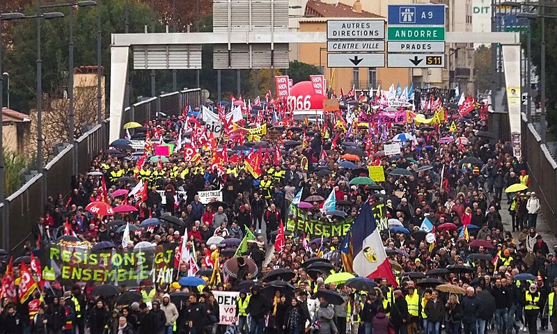Franceses vão às ruas contra reforma da Previdência