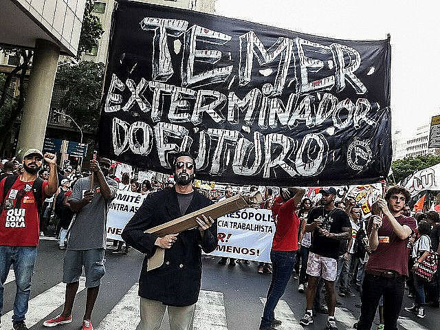 Las políticas neoliberales tienen impactos sociales permanentes, contribuyendo a frustrar las perspectivas de un futuro mejor de los jóvenes