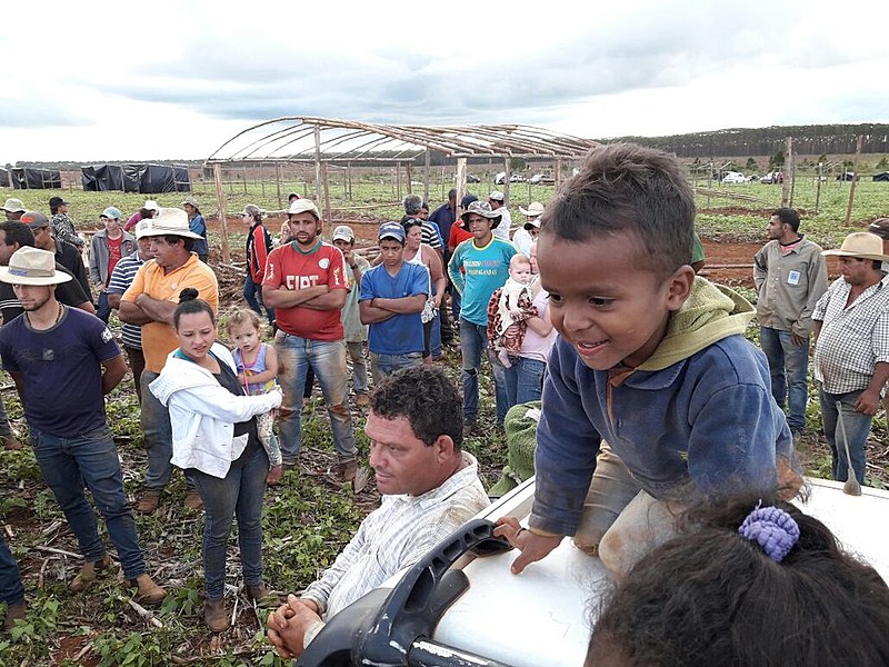 A ocupação é organizada pelo Movimento dos Trabalhadores Rurais Sem Terra (MST)