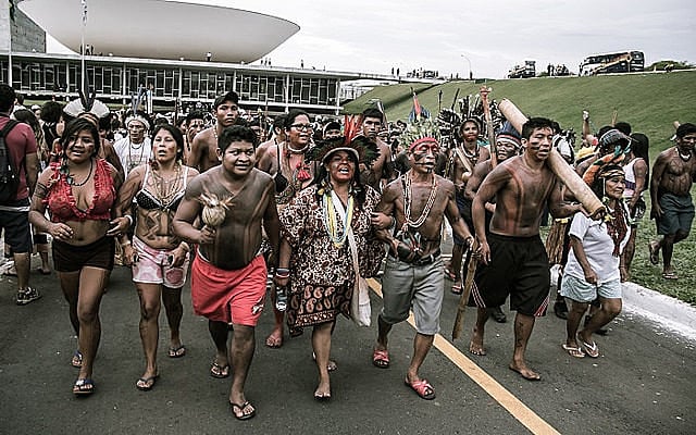 Líderes indígenas durante la ocupación del Eje Monumental en Brasília (DF), capital del país, en la Semana Nacional de Movilización Indígena