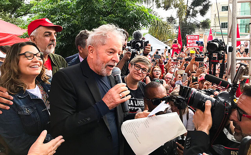 Ex-presidente foi libertado da Polícia Federal em Curitiba e discursou para integrantes da Vigília que zelou por ele durante 580 dias