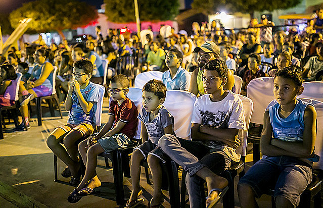 Projeto Cinesolar leva cinema gratuito e movido à energia solar às pequenas cidades do interior brasileiro