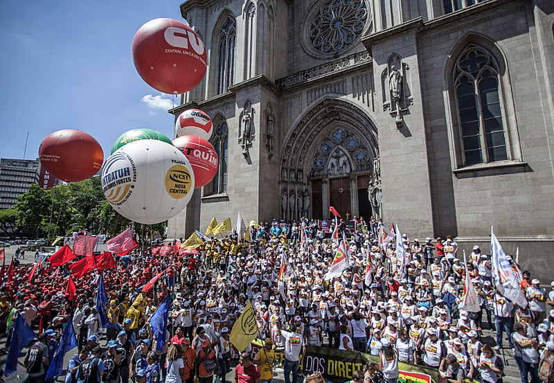 Em São Paulo (SP), cerca de 20 mil pessoas se concentraram na Catedral da Sé