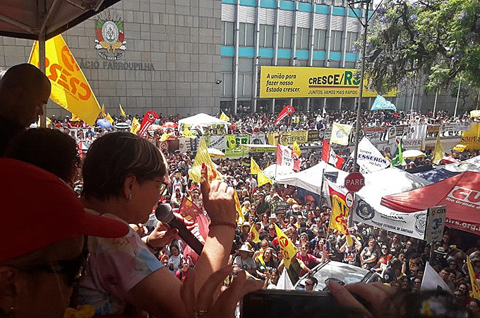 Professores, policiais e outras categorias do serviço público gaúcho pressionam parlamentares que iniciam hoje votação dos projetos