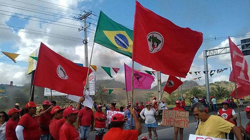 Em Pernambuco, 12  estradas e vias foram trancadas em protesto