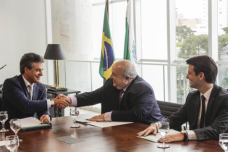 Prefeito Rafael Greca (centro) não incluiu o debate sobre moradia em nenhuma das onze páginas de seu plano de governo