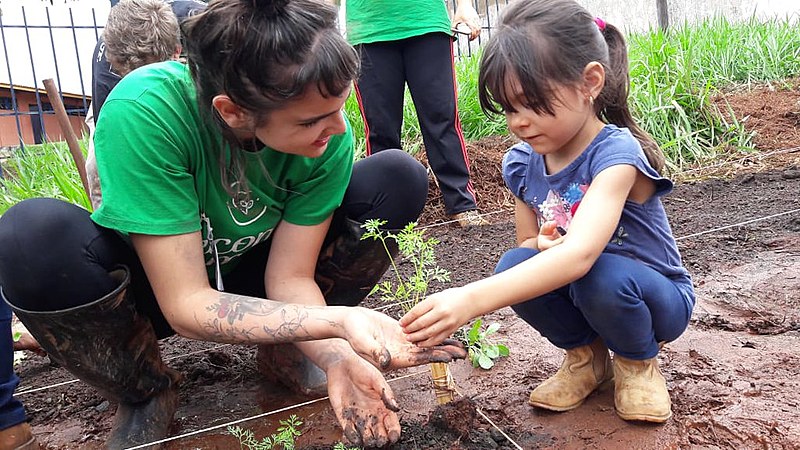 ONG É Com Amor implantou 23 hortas orgânicas em escolas e espaços públicos para estimular conscientização ambiental e alimentação saudável. 