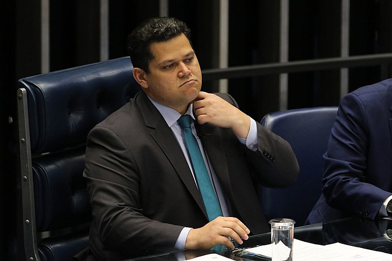 Solenidade foi presidida por Davi Alcolumbre (DEM-AP), presidente do Senado, que minimizou a ausência de Bolsonaro
