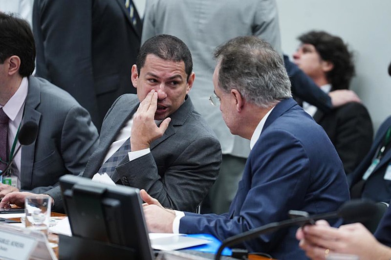 O relator Samuel Moreira (PSDB-SP) conversa com Marcelo Ramos (PL-AM) durante a votação