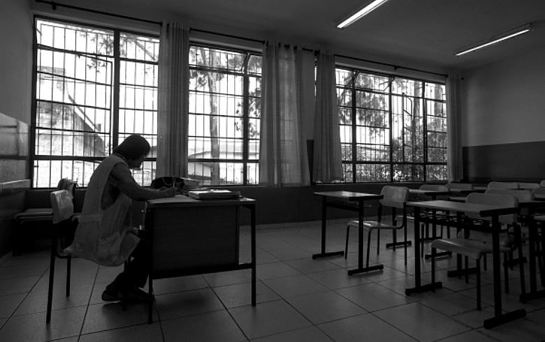 “Na minha escola foi fechado o período noturno e não fomos avisados. Acabei ficando sem aulas", diz professor
