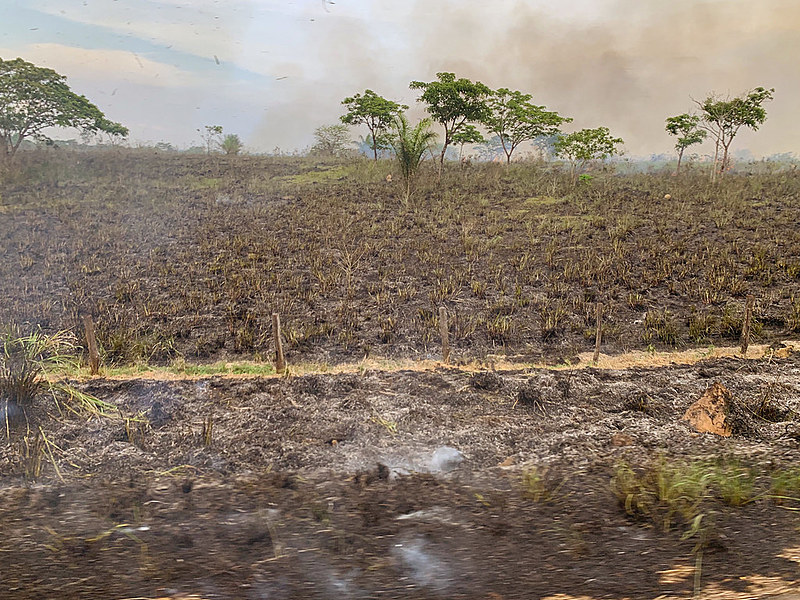 Queimada registrada em 26 de outubro na BR-155, em Eldorado do Carajás, no Pará; rodovia vai de Marabá a Redenção