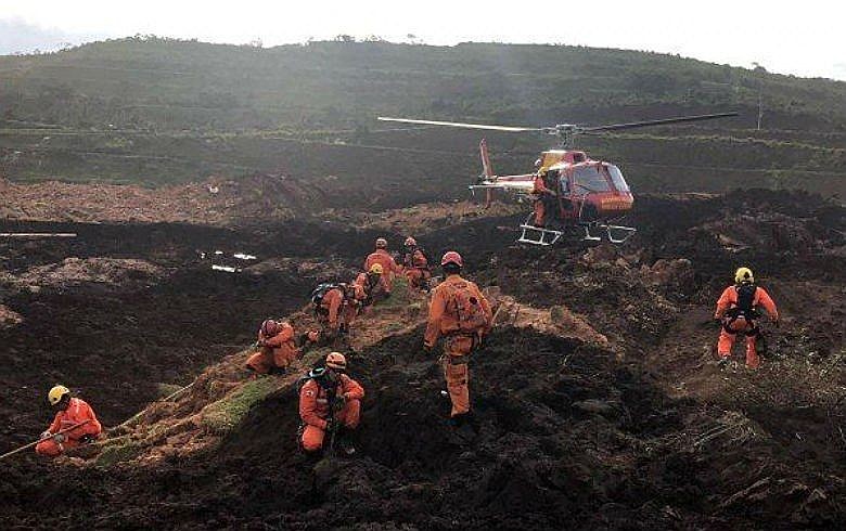 Homens do Corpo de Bombeiros trabalham no Córrego do Feijão, em Brumadinho