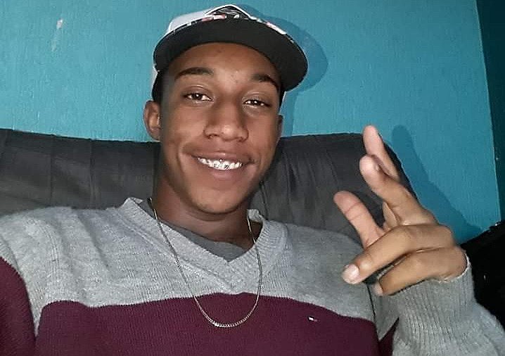 Carlos Eduardo é o único negro que estava no local, segundo a família
