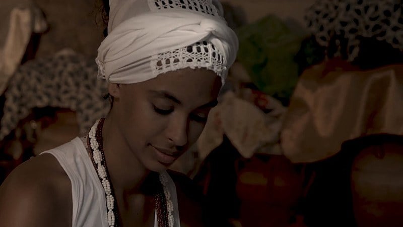 Héloa, que assina a direção do curta, também participa narrando sua história com a religião africana, o Candomblé e o amor por Oxum