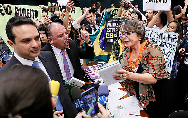 Disputa acirrada dá o tom dos debates na comissão da PEC 181, que tem apenas seis mulheres