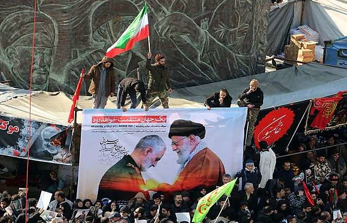 Uma multidão estava reunida nas ruas de Teerã na segunda (6) para acompanhar as cerimônias em homenagem ao chefe militar Soleimani