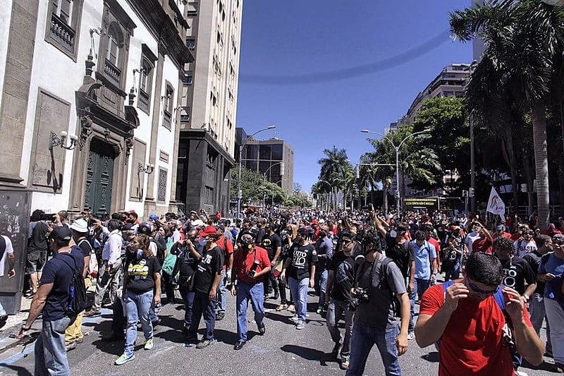 Protesto de servidores reúne centenas de pessoas e é fortemente atacado pela PM do Rio