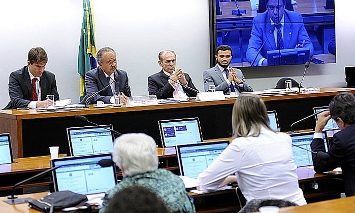 Atualmente debatida numa comissão legislativa da Câmara, reforma política segue para o plenário da Casa.