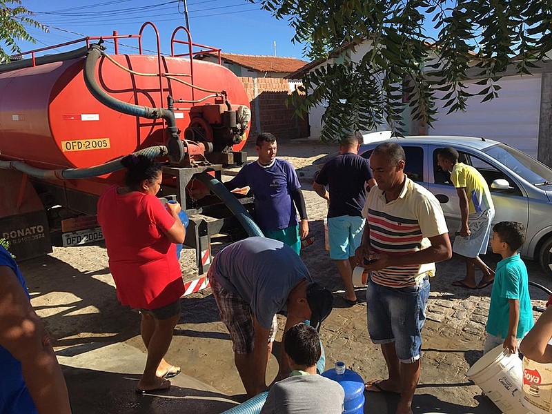 Cidades já voltaram a ser abastecidas por carro-pipa, que custa R$ 150,00
