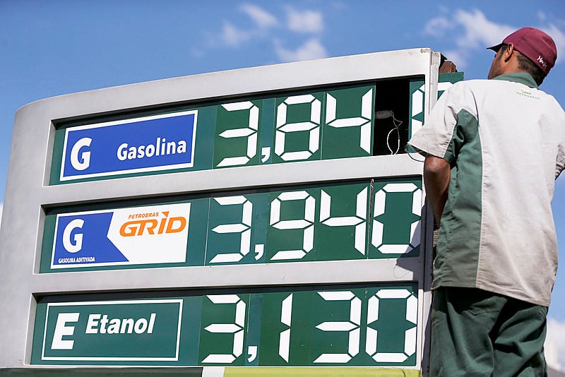 "Brasil é autossuficiente na  produção de  petróleo e não precisaria  equiparar preço ao mercado  internacional", afirma petroleiro