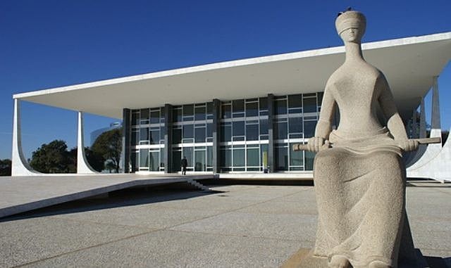 O STF declarou constitucional as terceirizações das atividades-fim, assim não haverá mais concursos para servidores públicoa