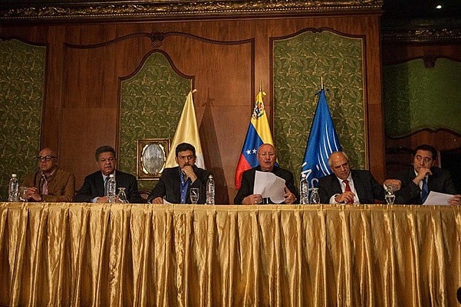 O governo e a Mesa da Unidade Democrática (MUD) se comprometeram que as diferenças políticas “só tenham uma resposta no estrito marco constitucional, um caminho democrático pacífico e eleitoral”