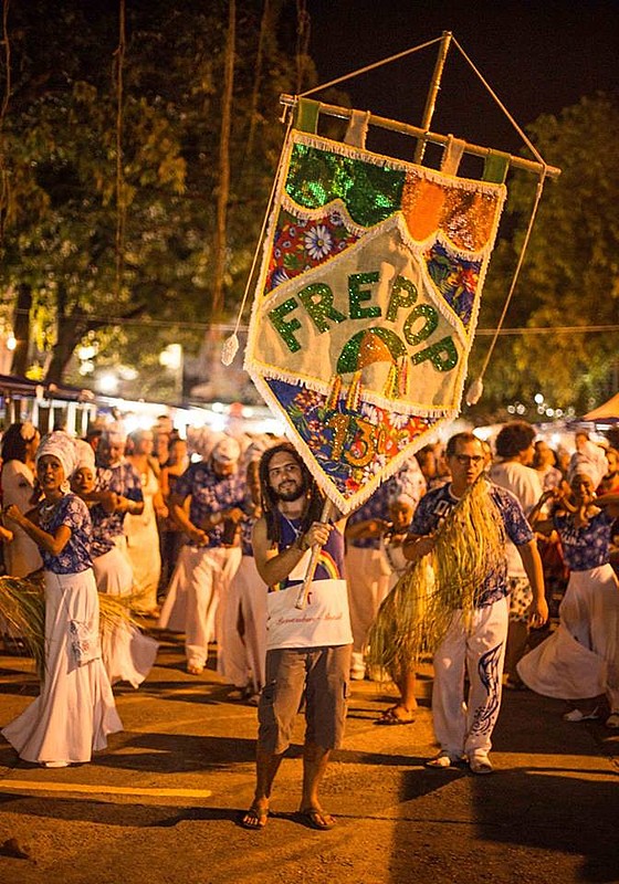 Um cortejo com grupos de cultura popular abriu o FREPOP