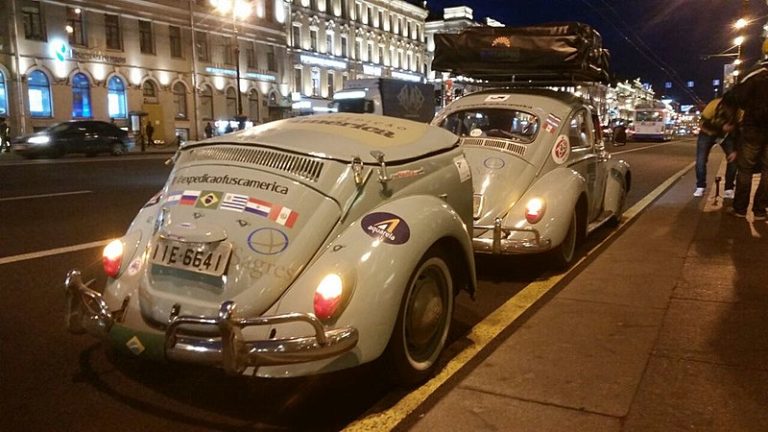 Com Fusca 68 vindo do Brasil, torcedores viajam pela Rússia para ver a Seleção