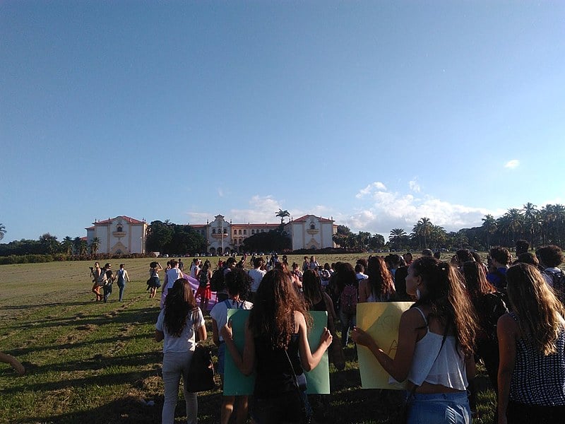 Mulheres marcham no campus da Universidade Rural em manifestação contra violência