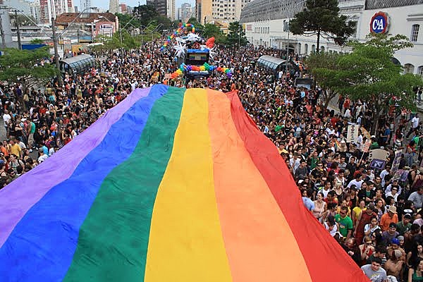 A intenção do ato é conscientizar a população sobre o respeito à diversidade e também combater a homofobia, que mata todos dos dias