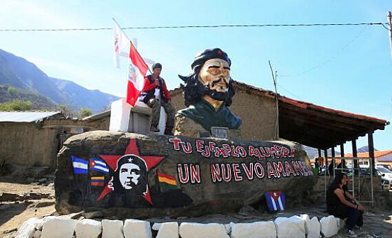Estátua de Ernesto Che Guevara em La Higuera, na Bolívia, local onde foi executado
