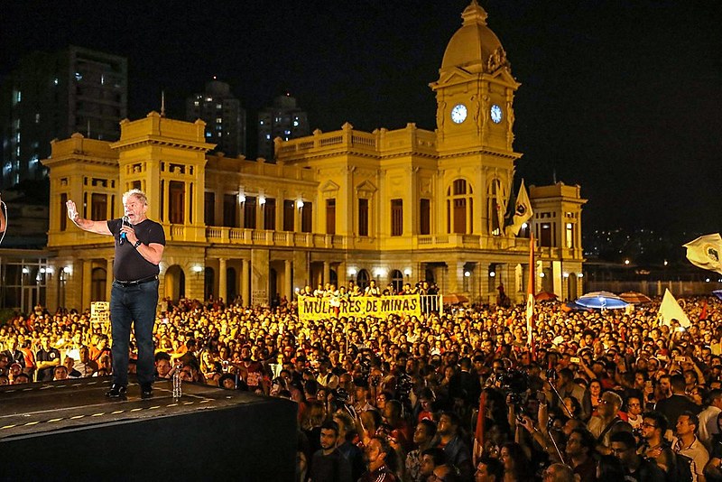 Lula em ato de encerramento da caravana na Praça da Estação, em Belo Horizonte