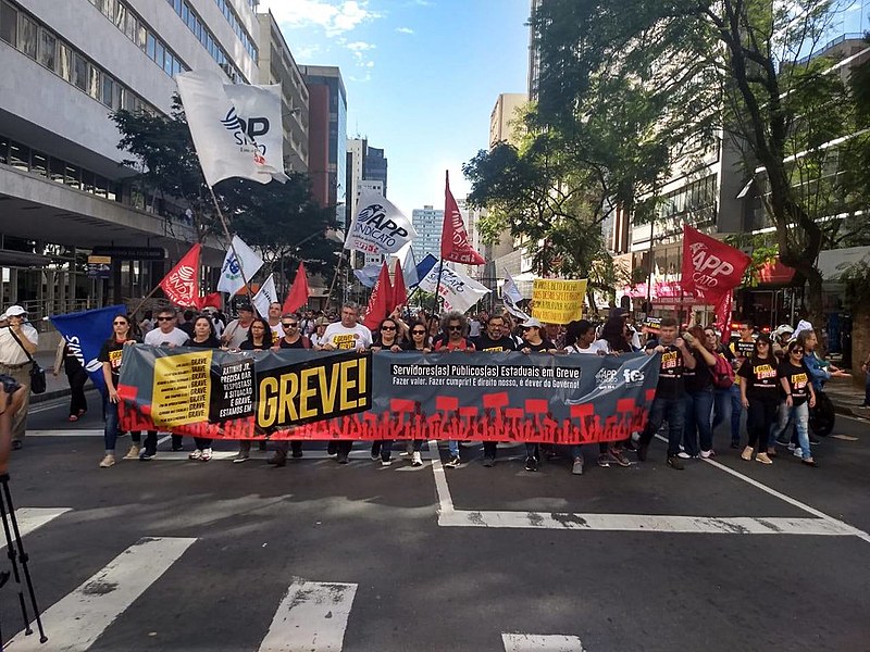 Servidores públicos em greve fizeram caminhada da Praça Santos Andrade até o Centro Cívico