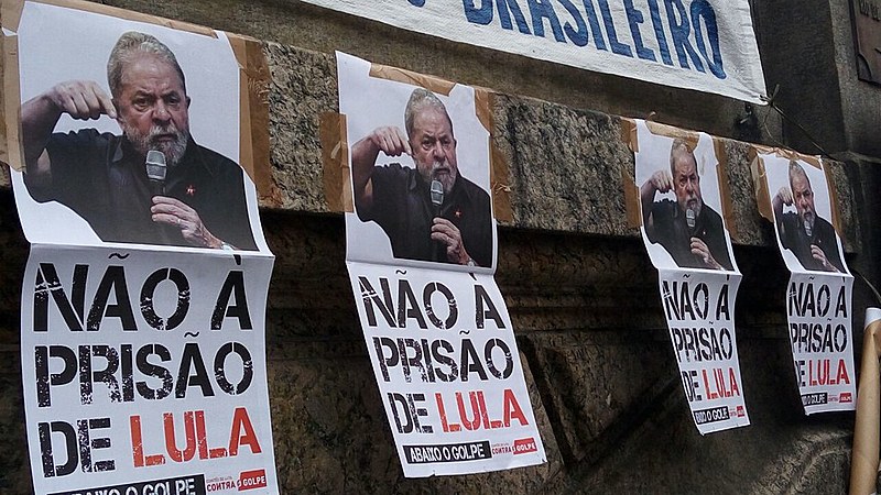Escadaria da Câmara Municipal do Rio foi palco de protesto em defesa do ex-presidente