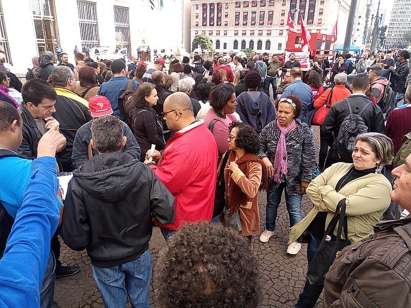 Servidores municipais reunidos em frente à Prefeitura na manhã de hoje (6)