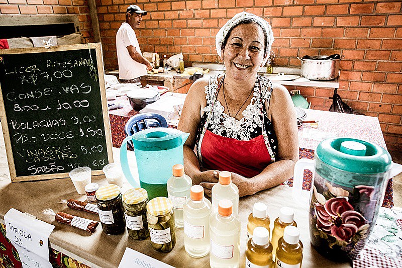 Integrante do coletivo de mulheres, Teresa Camargo participa da Jornada de Agroecologia com a venda de produtos produzidos pelo grupo