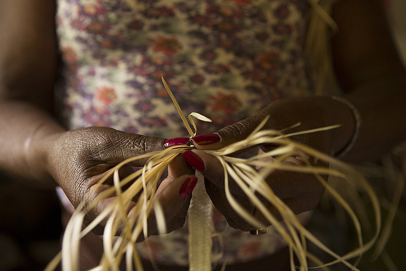 Mulheres quilombolas em Minas Gerais produzem artesanatos a partir da palha da palmeira do Indaiá