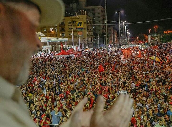 O ex-presidente Lula percorre municípios do Sul do país desde os últimos dias e encerra caravana nesta quarta (28), com ato em Curitiba