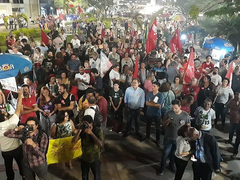 Militantes reunidos durante ato de lançamento da Frente Ampla em Defesa da Democracia, em Brasília (DF)